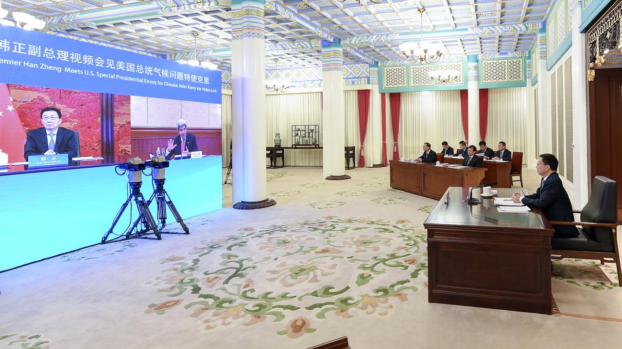Lors de sa visite en Chine, John Kerry a aussi discuté vendredi en visioconférence avec des responsables chinois, notamment le vice-Premier ministre Han Zheng (à gauche sur l'écran).