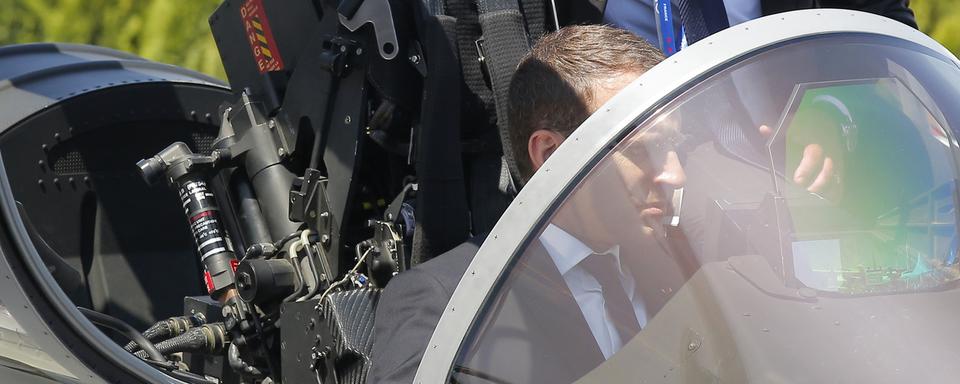 Emmanuel Macron dans le cockpit d'un chasseur Rafale en 2017 au Salon du Bourget. [Keystone/AP - Michel Euler]