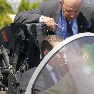 Emmanuel Macron dans le cockpit d'un chasseur Rafale en 2017 au Salon du Bourget. [Keystone/AP - Michel Euler]
