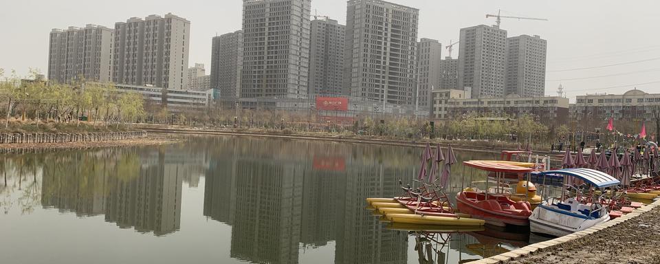 Aksou, ville à majorité Ouïghoure dans le sud-ouest du Xinjiang, vue depuis le "Parc du Bonheur" [RTS - MP]