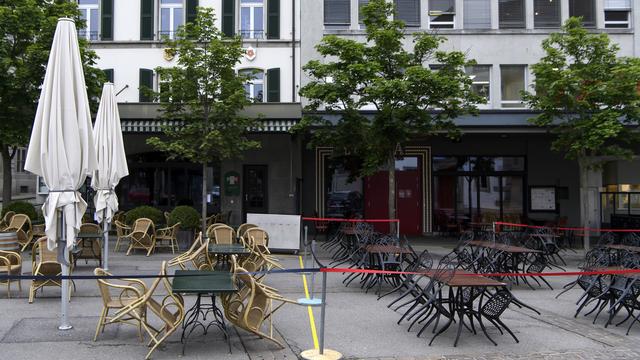 Les restaurants doivent attendre avant de rouvrir leurs terrasses. [KEYSTONE - Anthony Anex]