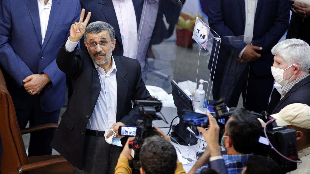 L'ancien président iranien Mahmoud Ahmadinejad a déposé mercredi sa candidature à la présidentielle de juin. Il semble toutefois avoir peu de chances de voir sa candidature validée par le Conseil des gardiens de la Constitution. [KEYSTONE - ABEDIN TAHERKENAREH]