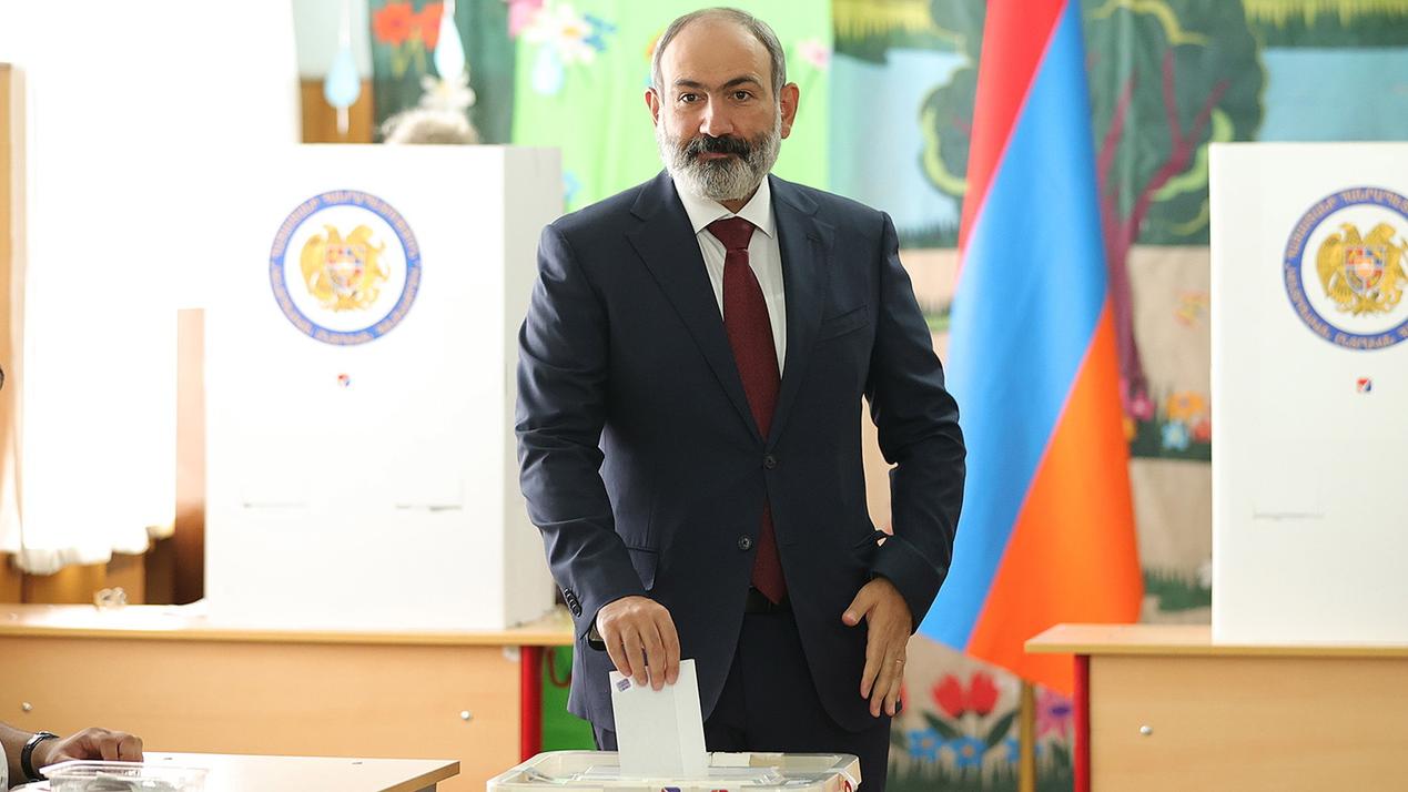 Le parti du Premier ministre arménien Nikol Pachinian a obtenu la majorité aux élections législatives anticipées de dimanche. Erevan, le 20 juin 2021. [Keystone/epa - Armenian Prime minister press service/pool]