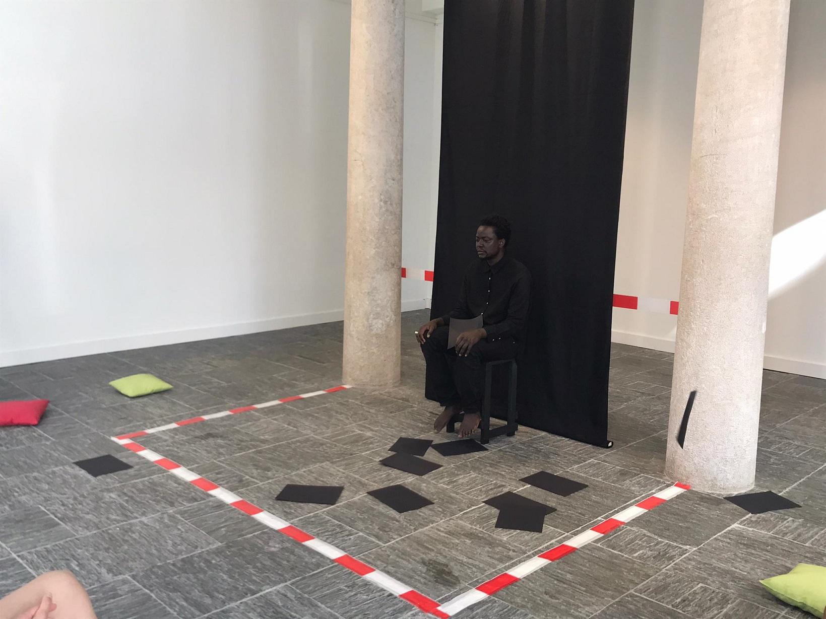 L'artiste sénégalais Mbaye Diop lors de l'exposition "Noircir eeeeh!: Visions afrofuturistes" [Clara Jeanrenaud]