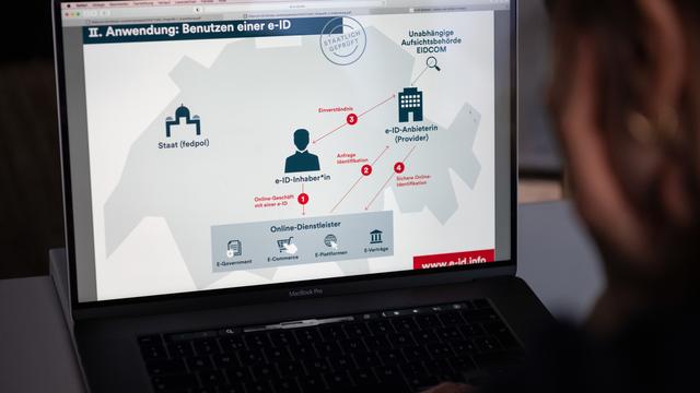 La loi sur l'identité électronique est soumise aux Suisse le 7 mars. [Keystone - Christian Beutler]