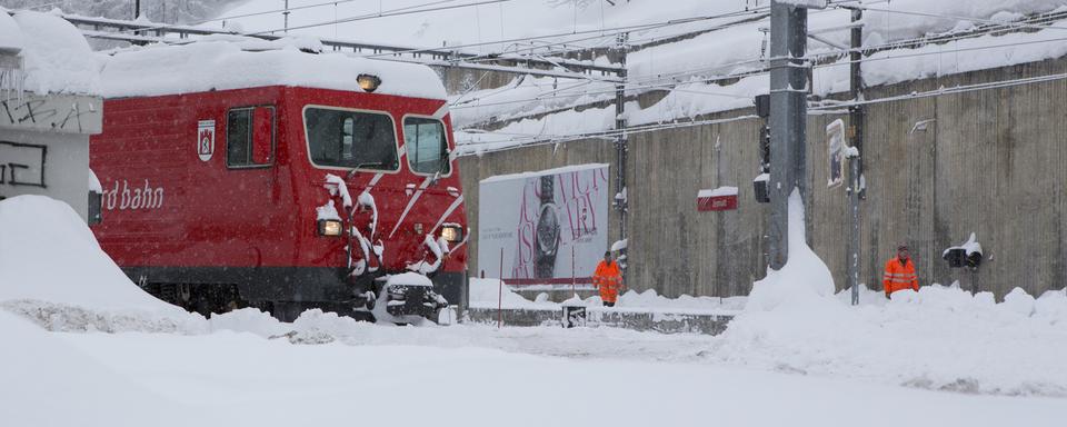 Dans le canton du Valais, entre Täsch et Zermatt, une coulée de neige a interrompu le trafic ferroviaire. La station haut-valaisanne devrait rester inaccessible jusqu'à midi. [Keystone - Philippe Mooser]