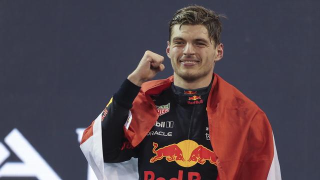 Max Verstappen avait forcément le sourire après le gain de son premier championnat du monde de F1. [EPA/KAMRAN JEBREILI / POOL]