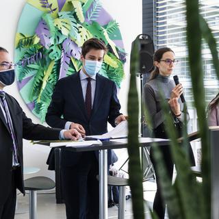 Deux des activistes et leurs avocats devant la presse à Fribourg, 24.03.2021. [Keystone - Jean-Christophe Bott]