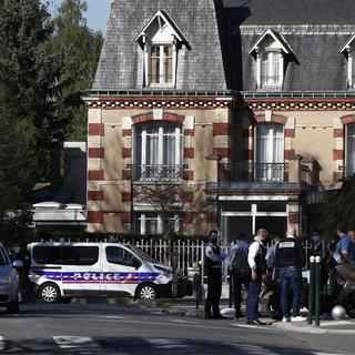 Une fonctionnaire de police a été tuée à coups de couteau près de Paris. [Keystone/AP - Michel Euler]