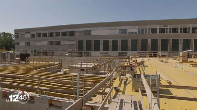 La piscine en construction à Marly (FR) a obtenu une subvention de 6 millions de la part du canton. [RTS]