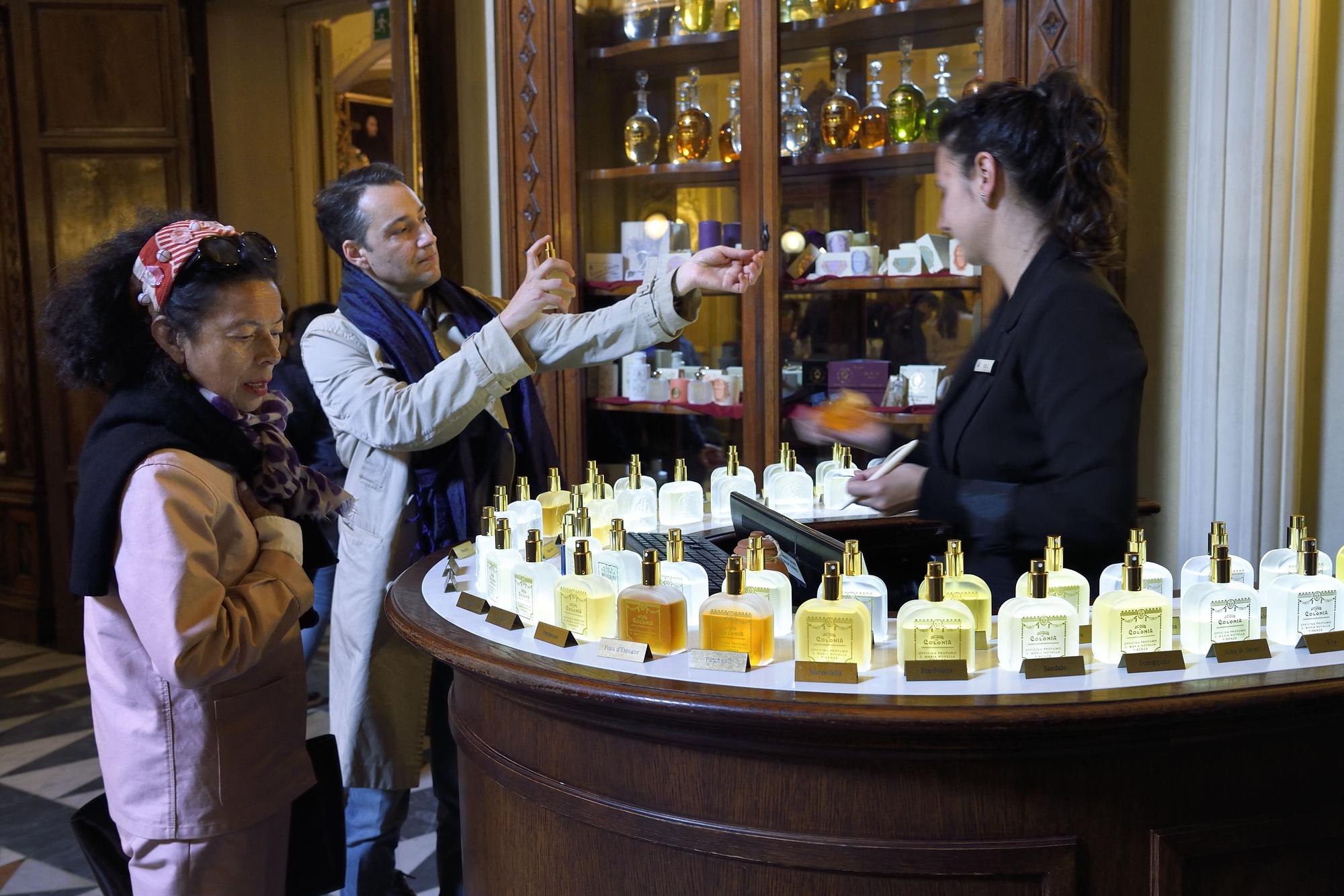 L'Officina Profumo Farmaceutica di Santa Maria Novella, à Florence, attire les touristes. [AFP - Bertrand Rieger]