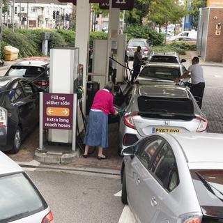 Une longue file de véhicules patientait dimanche 26 septembre à la station d'essence du supermarché de Sainsburry, dans le nord-ouest de Londres. [AFP/Anadolu - Ray Tang]