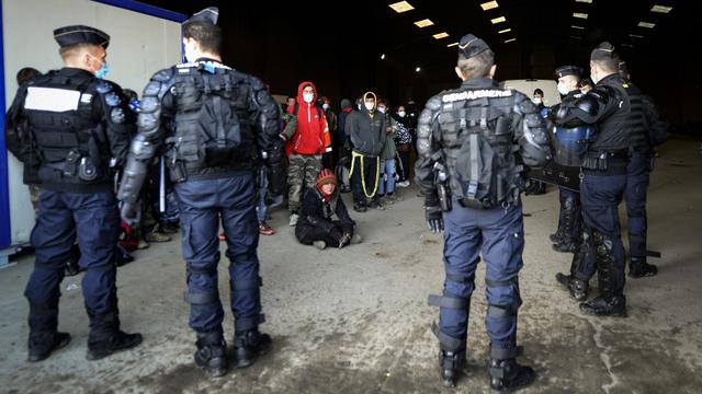 La police a procédé à au moins 1200 verbalisations et cinq interpellations, suite à la rave-party près de Rennes. Lieuron, le 2 janvier 2021. [AFP - Jean-François Monier]