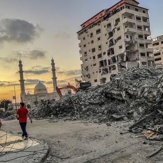 Les Bulldozers s'activent à Gaza pour dégager les décombres liés aux bombardements israéliens. [Keystone - Mohammed Saber]
