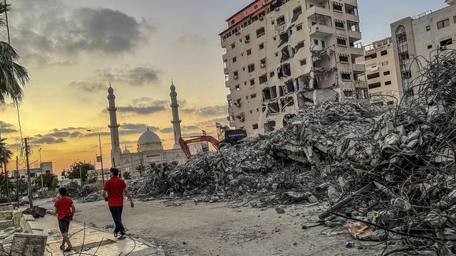 Les Bulldozers s'activent à Gaza pour dégager les décombres liés aux bombardements israéliens. [Keystone - Mohammed Saber]