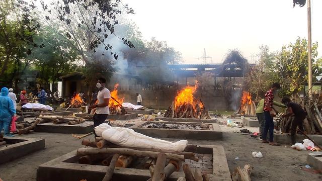 Le crématorium de Sarai Kale Khan, au sud de New Delhi, a installé ces 50 nouveaux bûchers sur la pelouse à l’extérieur de son enceinte, pour faire face à l’afflux de défunts du COVID. [Sébastien Farcis]