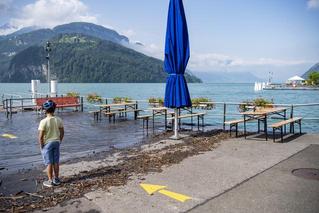 Le niveau du lac des Quatre-Cantons s'est stabilisé en début de semaine, mais les habitantes et les habitants de Brunnen (SZ) avaient encore les pieds dans l'eau dimanche. [Keystone - Urs Flueeler]