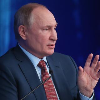 Le président russe Vladimir Poutine assiste à un congrès de l'Union russe des industriels et des entrepreneurs (RSPP) à Moscou, en Russie, le 17 décembre 2021. [EPA/MIKHAIL METZEL / SPUTNIK / KREMLIN POOL CRÉDIT OBLIGATOIRE - Mikhail Metzel]