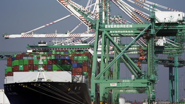 Un cargo dans le port de Los Angeles. [AP Photo/Keystone - Marcio Jose Sanchez]