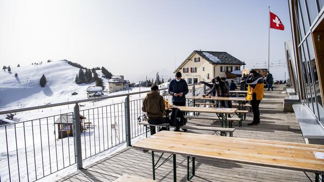 Les cantons frondeurs cèdent et ferment les terrasses en station [Keystone - Urs Flueeler]