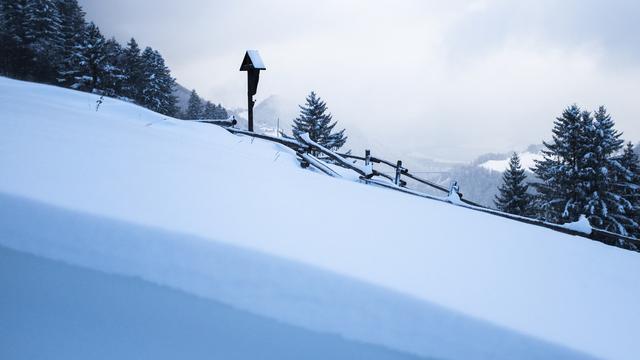 Les conditions rendent le danger d'avalanches important, prévient le SLF. [Keystone - Gian Ehrenzeller]