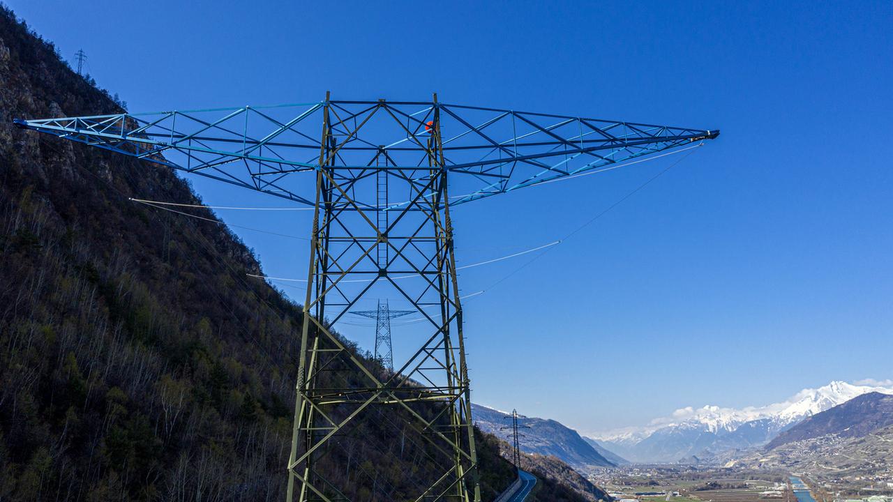La zone des pylônes en construction sur la ligne THT 380kV Chamoson-Chippis en Valais, photographiée ici à Chippis, le mardi 1 avril 2020. [KEYSTONE - OLIVIER MAIRE]