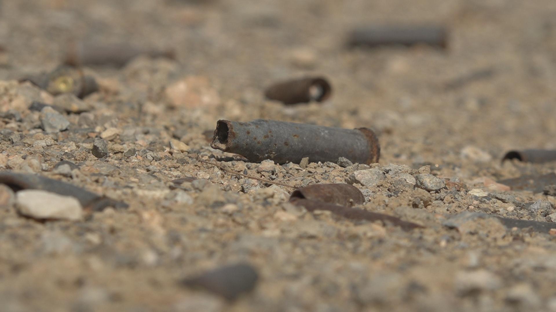 Des munitions jonchent le sol à Ain Zara, à 5 km du centre-ville de Tripoli, en Libye, en mars 2021. [RTS - Maurine Mercier]