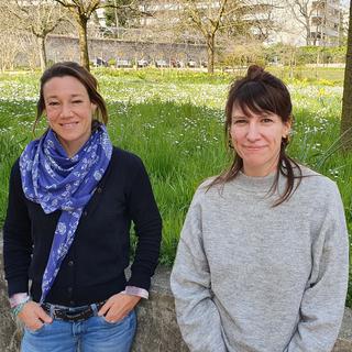 Anne Scheidegger (gauche) adjointe technique au service des espaces verts de la ville de Genève et Emilie Servettaz (droite) responsable du blog "les petitsgenevois.com". [RTS - Xavier Bloch]