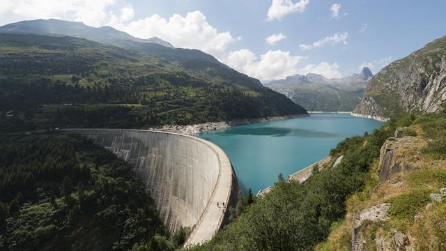 Le barrage sur le Stausee, dans les Grisons. [KEYSTONE - GIAN EHRENZELLER]