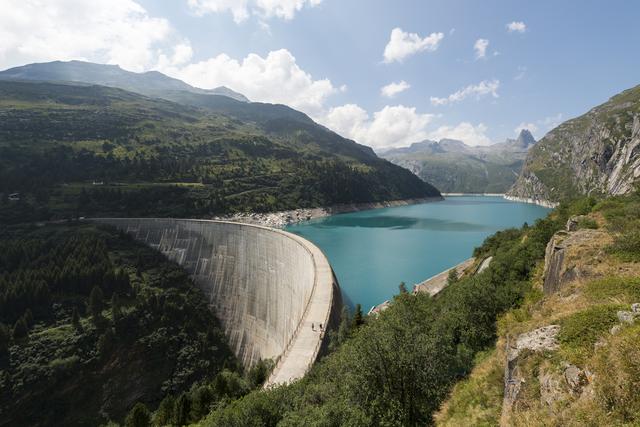 Le barrage sur le Stausee, dans les Grisons. [KEYSTONE - GIAN EHRENZELLER]