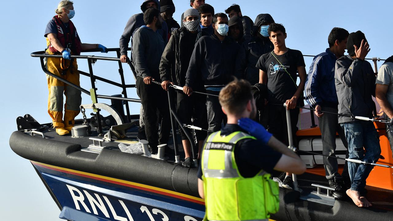 Les tentatives de traversées de la Manche par des migrants se multiplient, les interceptions et sauvetages en mer aussi. [AFP - Ben Stansall]