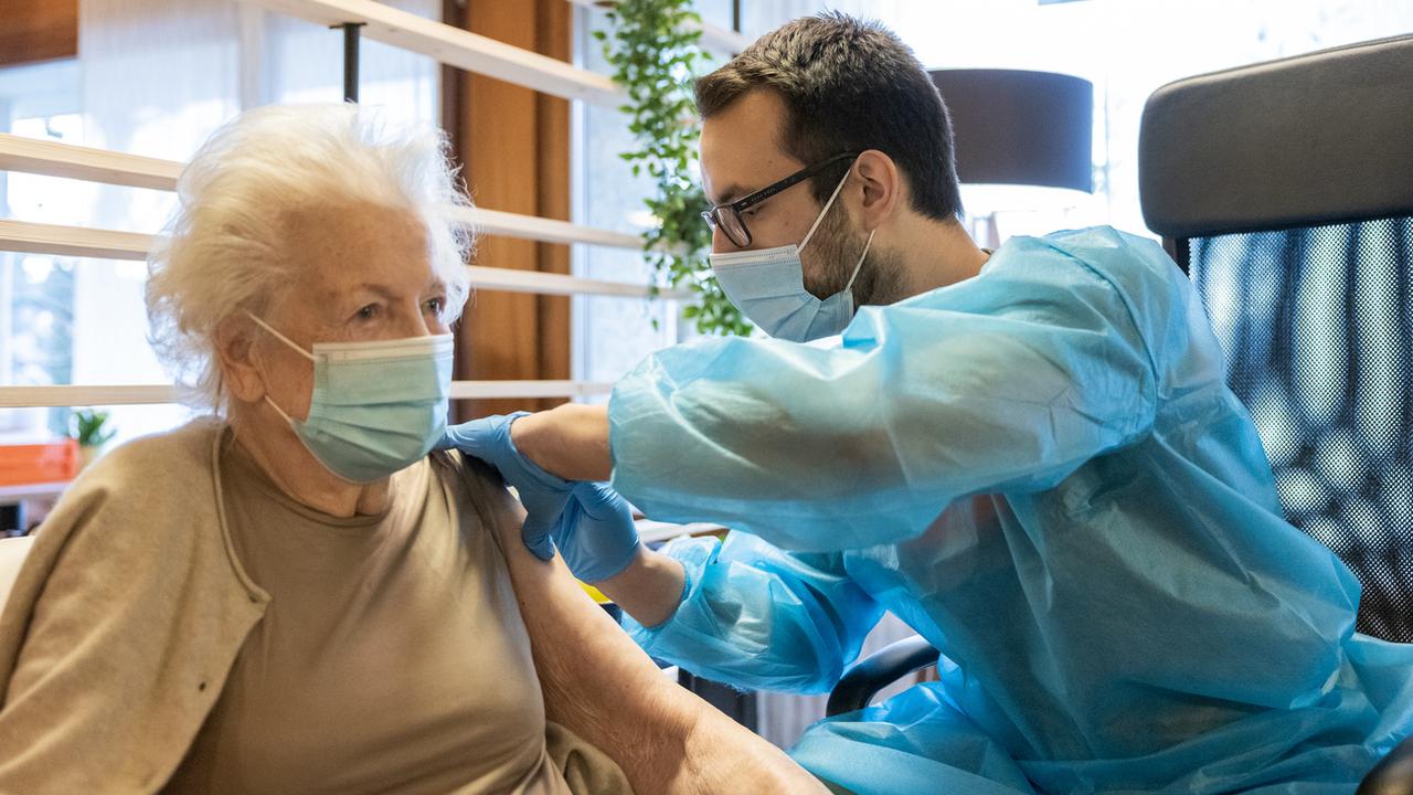 Une patiente d'un EMS vaudois reçoit une dose de vaccin contre le Covid. Image d'illustration prise en janvier 2021. [Keystone - Cyril Zingaro]
