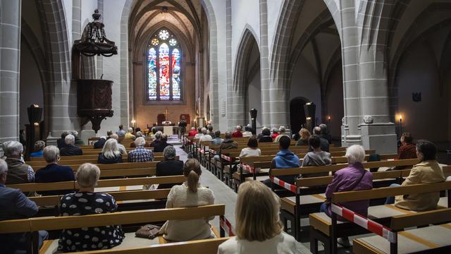 Les fidèles lors d'un culte réformé à Vevey (VD). [Keystone - Jean-Christophe Bott]