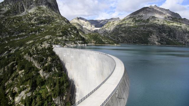 Le canton du Valais a présenté une marche à suivre en sept étapes qui doit aider les communes à régler le retour des concessions de ses barrages. [Keystone - Anthony Anex]