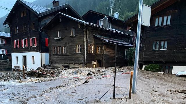 De la boue a envahi le village d'Oberwald. [Regionaler Führungsstab Goms]