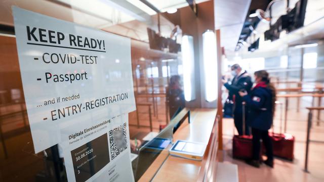 De nombreux voyageurs, même vaccinés, doivent désormais présenter un test PCR puis se mettre en quarantaine pour entrer en Suisse (image d'illustration). [Keystone/DPA - Christian Charisius]