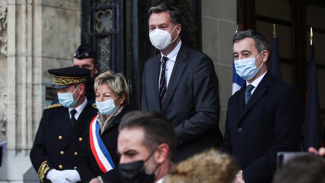 Le ministre français de l'Intérieur Gerald Darmanin (R) et le député allemand Stephan Mayer (C) assistent à une réunion avec les ministres chargés de l'immigration de France, de Belgique, d'Allemagne et des Pays-Bas pour discuter des moyens d'empêcher les migrants de traverser la Manche en bateau, à l'hôtel de ville de Calais (France), le 28 novembre 2021. [EPA/Keystone - Mohammed Badra]