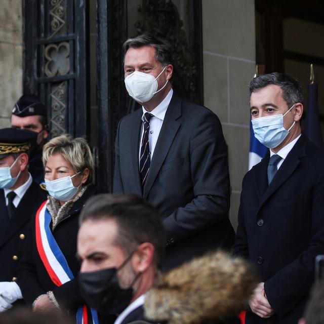 Le ministre français de l'Intérieur Gerald Darmanin (R) et le député allemand Stephan Mayer (C) assistent à une réunion avec les ministres chargés de l'immigration de France, de Belgique, d'Allemagne et des Pays-Bas pour discuter des moyens d'empêcher les migrants de traverser la Manche en bateau, à l'hôtel de ville de Calais (France), le 28 novembre 2021. [EPA/Keystone - Mohammed Badra]