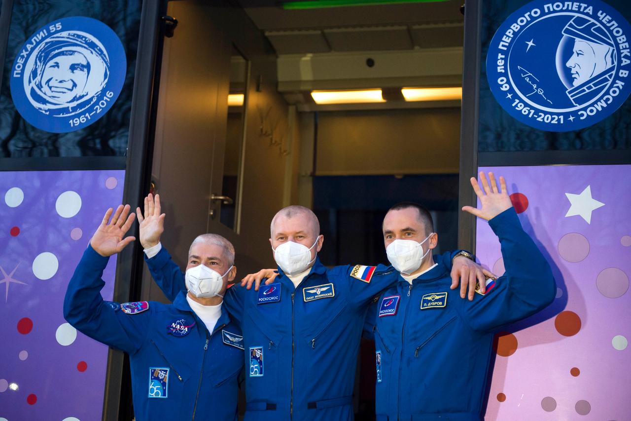 L'astronaute américain Mark Vande Hei (gauche) et les cosmonautes russes Oleg Novitsky (centre) and Pyotr Dubrov (droite), le 9 avril 2021, avant de partir pour un séjour de six mois sur la Station spatiale internationale dans le cadre d'une mission en l'honneur de Youri Gagarine. [CPK / Roscosmos]