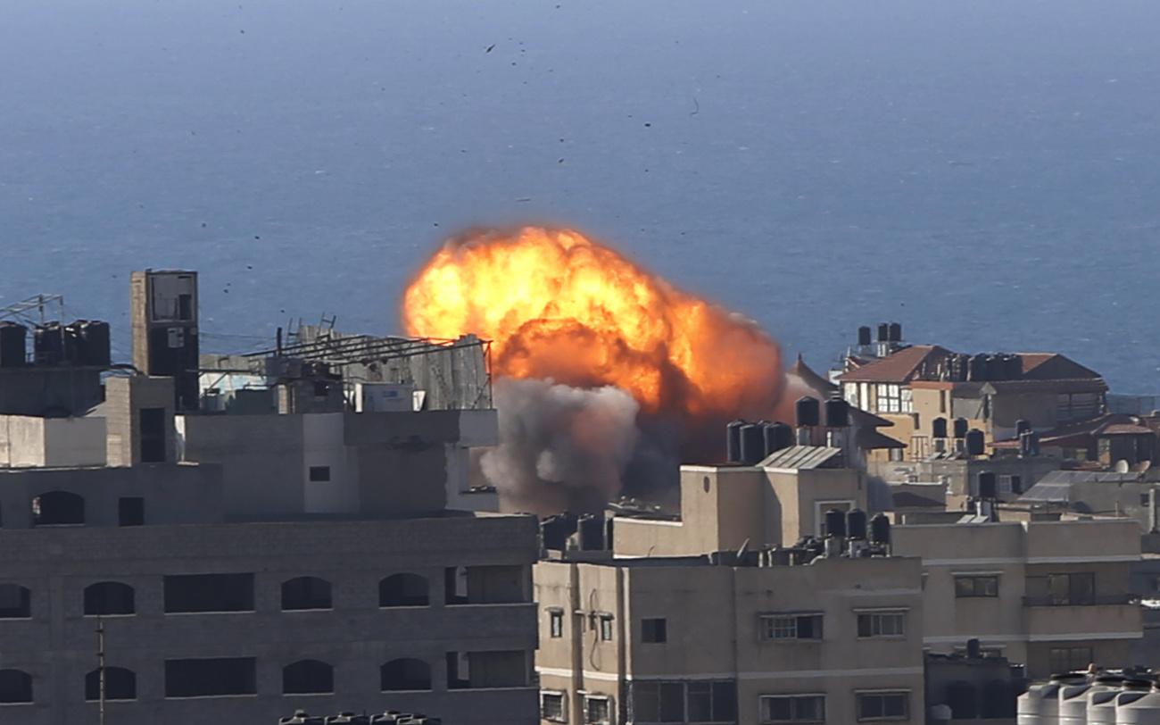 Les frappes aériennes se poursuivent sur Gaza. [Keystone - AP Photo/Hatem Moussa]