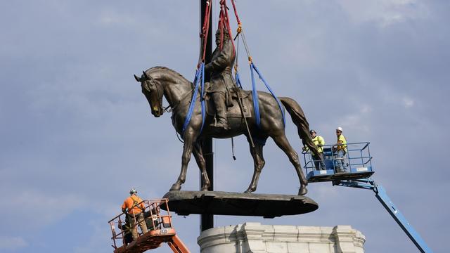 Le plus important monument dénoncé comme un symbole raciste dans le pays a été déboulonné mercredi en Virginie. [Keystone - Steve Helber]