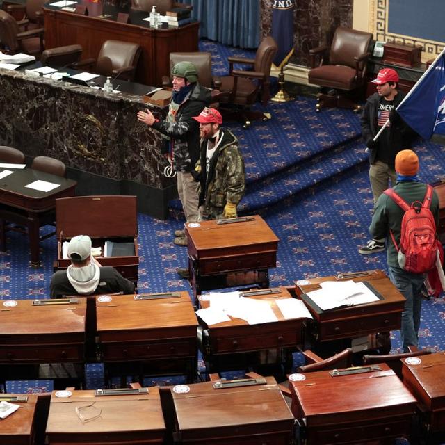 Des manifestants pro-Trump sont parvenus à pénétrer dans la salle où se déroulait la procédure de certification de la victoire de Joe Biden. [AFP/Getty Images - Win McNamee]