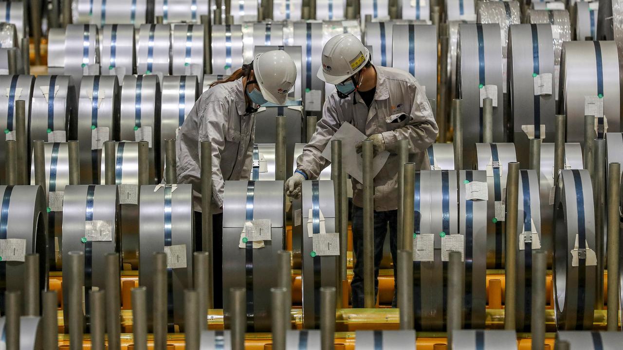 Du personnel d'une usine d'aluminium à Wuhan, en Chine. [AFP - STR]