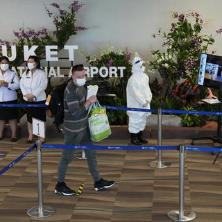 La Thaïlande rouvre Phuket aux touristes, malgré le virus. [AP - Sakchai Lalit]