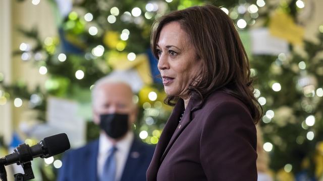 La vice-présidente américaine Kamala Harris, avec en arrière-plan le président Joe Biden, à la Maison Blanche, le 1er décembre 2021. [Keystone/epa - Jim Lo Sclazo/Pool]