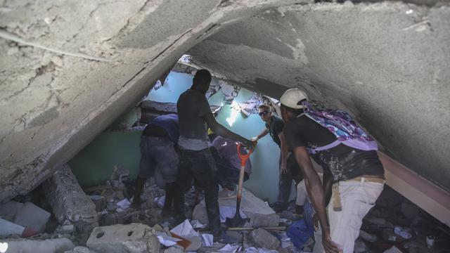 Haïti recherche des survivants après le séisme. [Keystone - AP Photo/Joseph Odelyn]