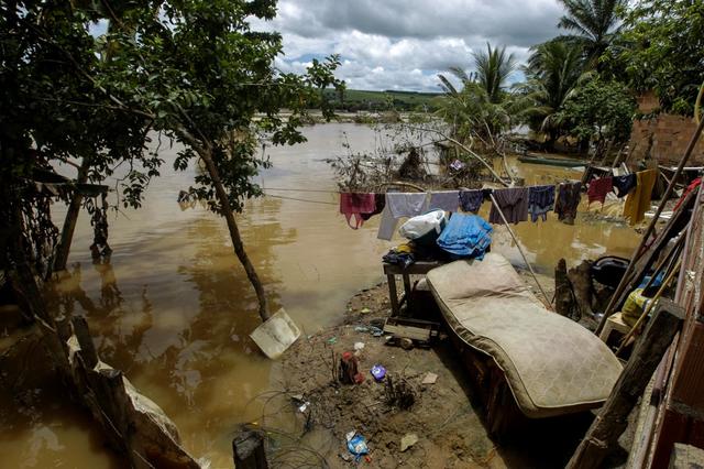 Des affaires de personnes vivant à Itamaraju, dans le sud de l'Etat de Bahia, tentent de sécher au soleil. Brésil, le 22 décembre 2021. [AFP - Mateus Pereira/Bahia State Government]