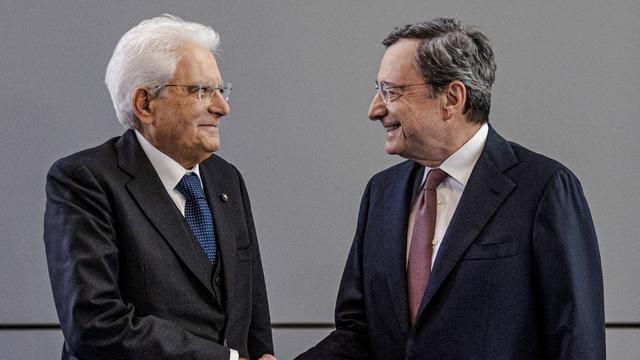 L'ex-patron de la BCE Mario Draghi (à droite) appelé à la rescousse par le président italien Sergio Mattarella pour former un gouvernement et sortir le pays de la crise. [Boris Roessler]