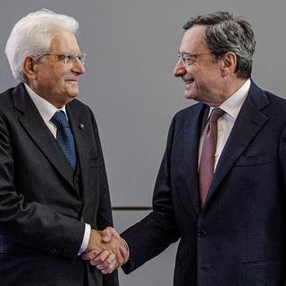 L'ex-patron de la BCE Mario Draghi (à droite) appelé à la rescousse par le président italien Sergio Mattarella pour former un gouvernement et sortir le pays de la crise. [Boris Roessler]