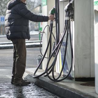 Le prix de l'essence à la pompe a fortement augmenté en Suisse. [Keystone - Christian Beutler]